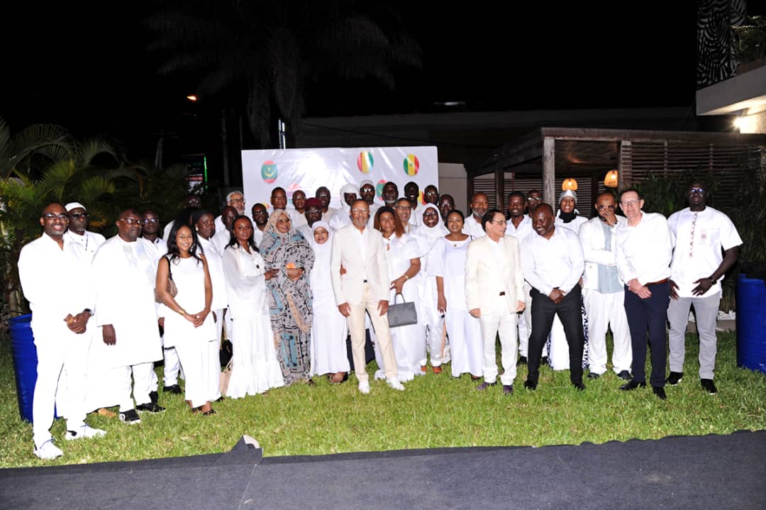 Délégations de Star Oil Group réunies en tenue blanche lors du dîner d’accueil du 4e Séminaire Groupe à Abidjan.